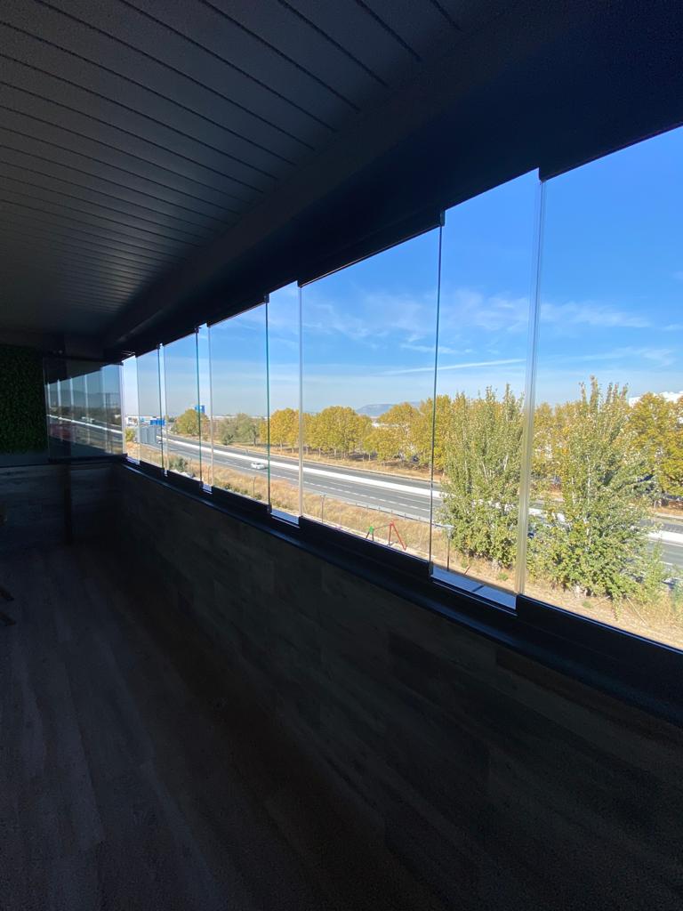 Instalación de cortinas de cristal abatibles en Santa Fe (Granada)