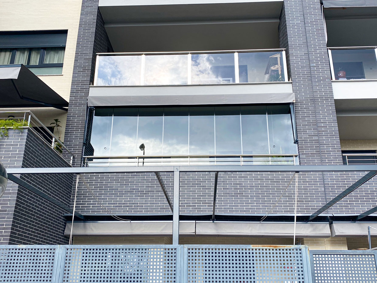 Fotos de instalación de cortinas de cristal abatibles en Granada Capital