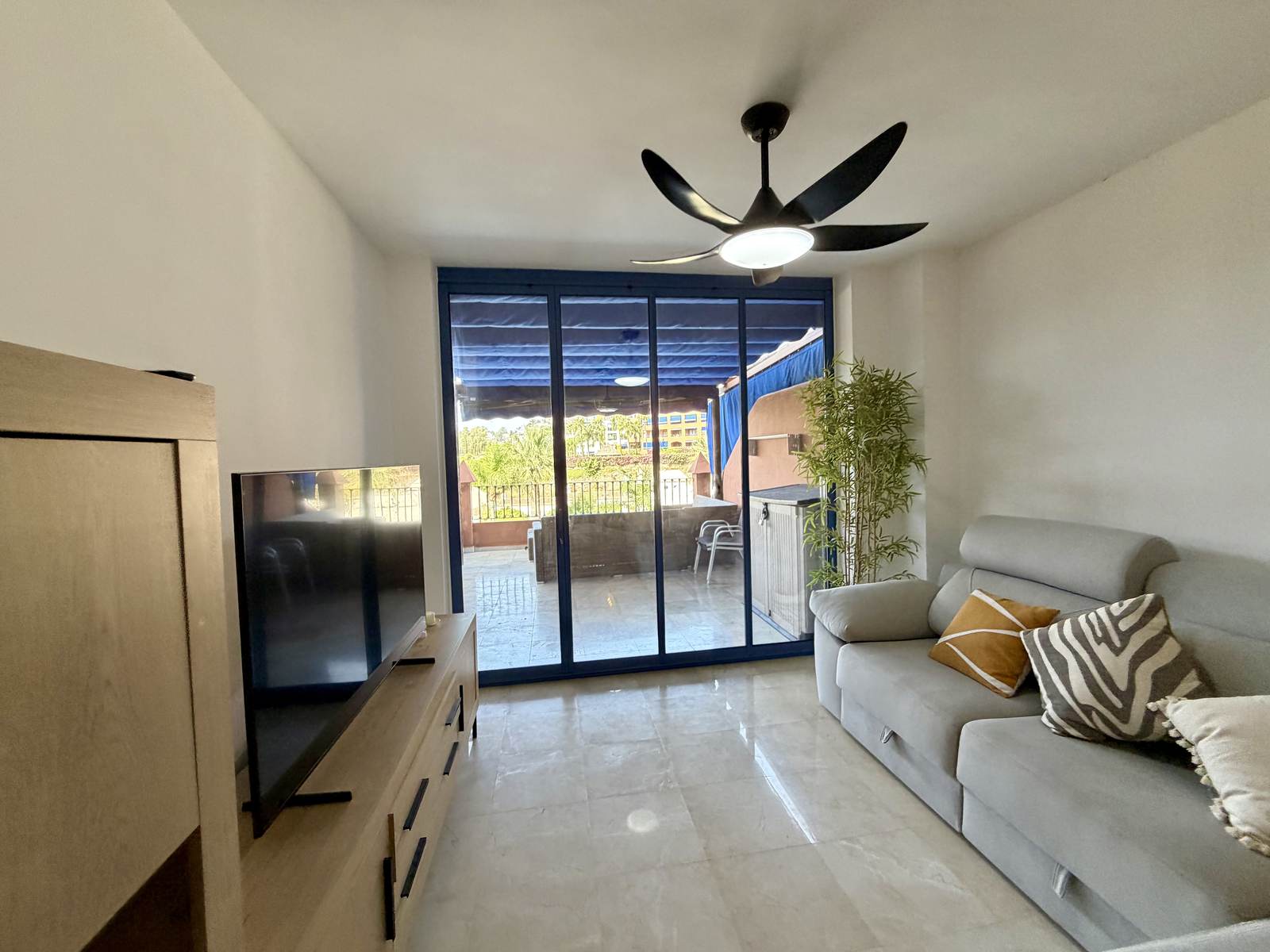 Cortina de cristal con doble acristalamiento en Granada instalada en una terraza
