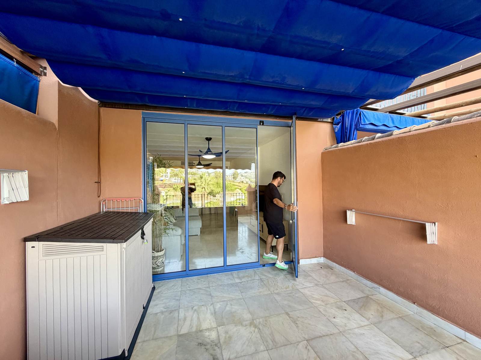 Detalle del sistema de cortina de cristal con doble acristalamiento en Granada