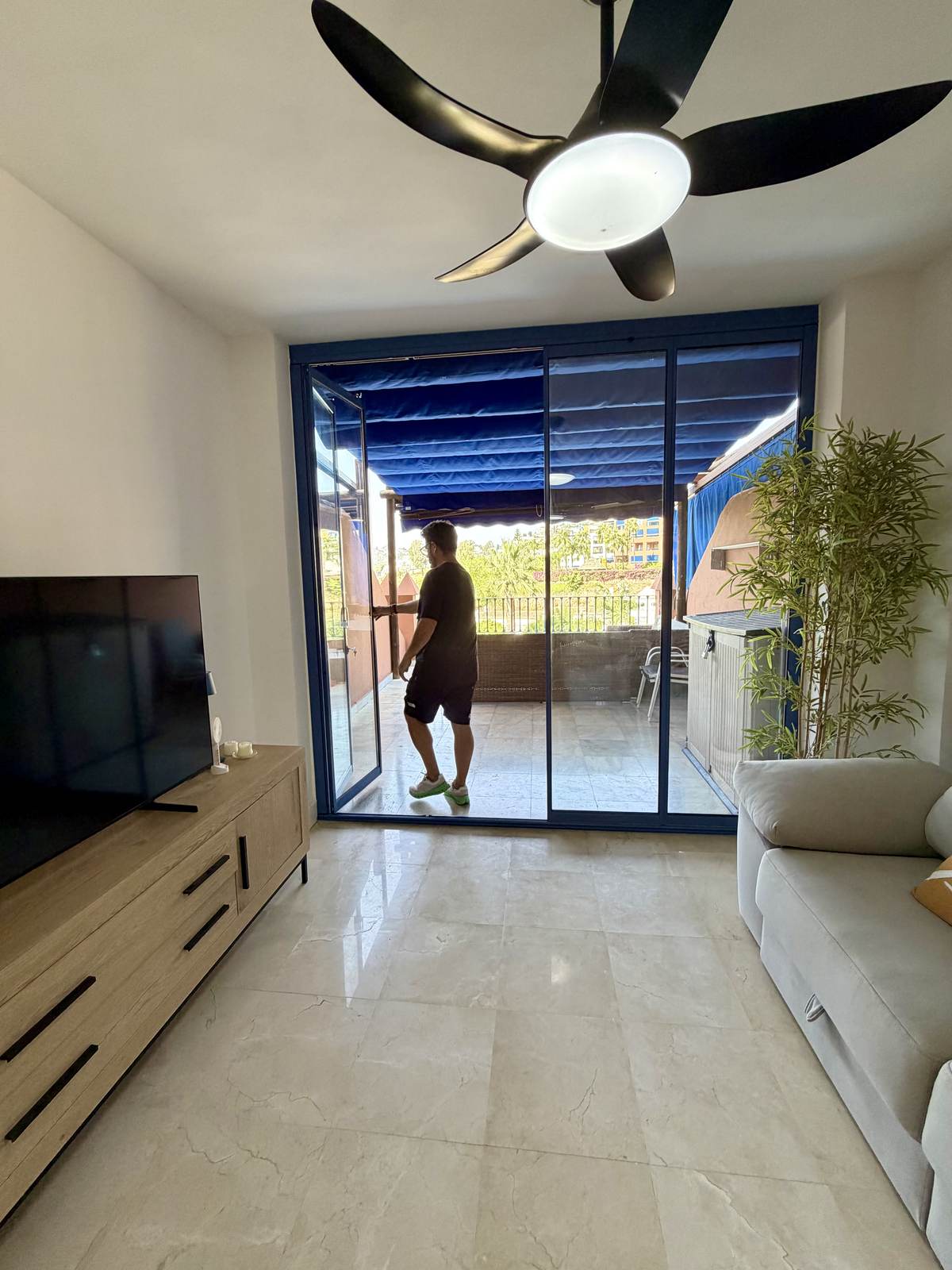 Detalle de la cortina de cristal con doble acristalamiento abierta en Granada