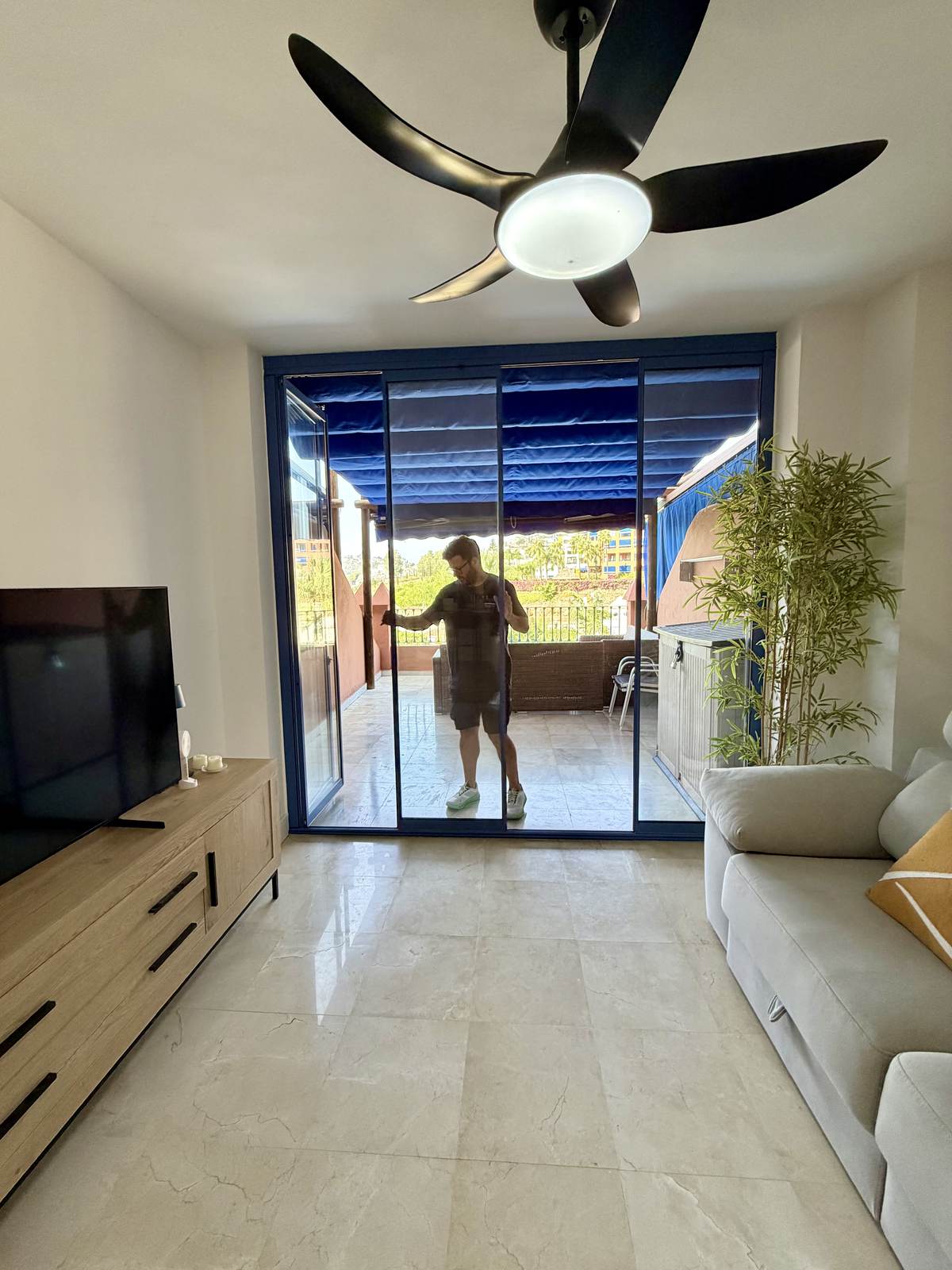 Cortina de cristal de doble vidrio con marco lacado en una vivienda de Granada