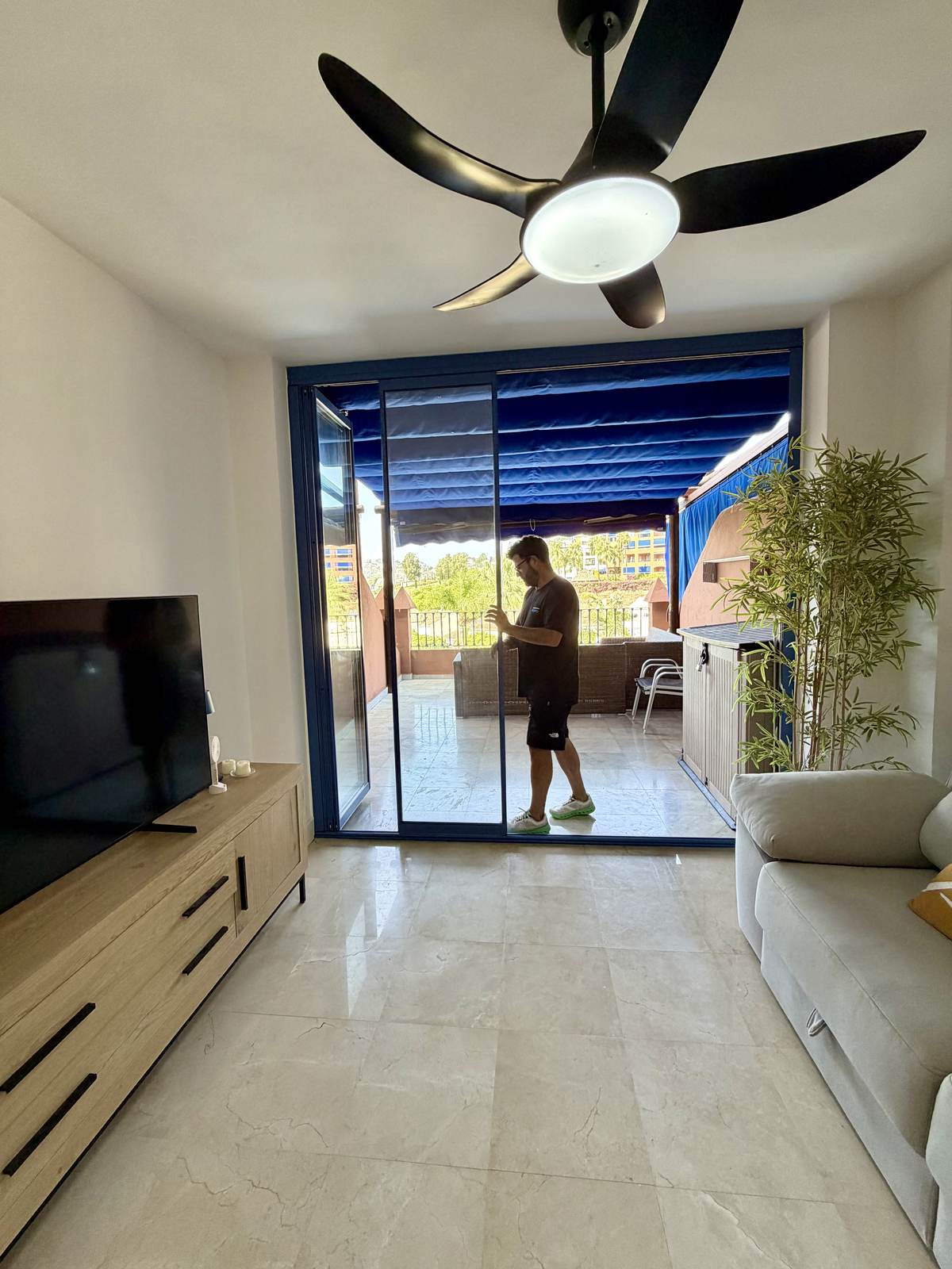 Cortina de cristal con doble acristalamiento e insonorización en Granada