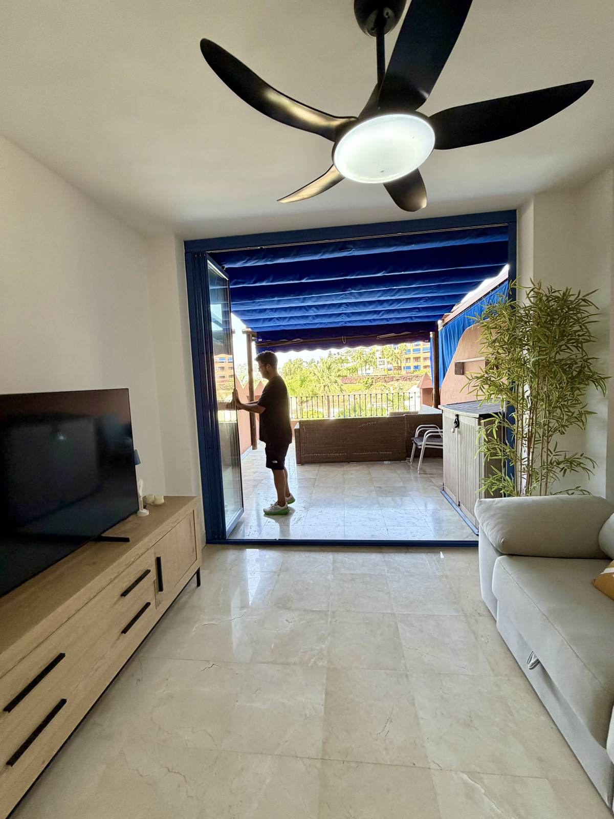 Sistema de cortina de cristal abatible de doble vidrio en una terraza de Granada