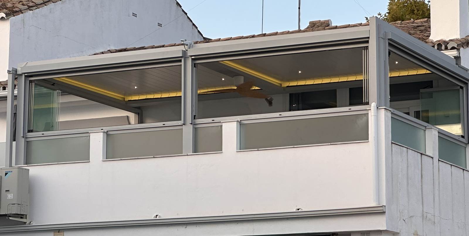 Pérgola bioclimática en San Pedro de Alcántara vista desde el exterior con cortinas de cristal