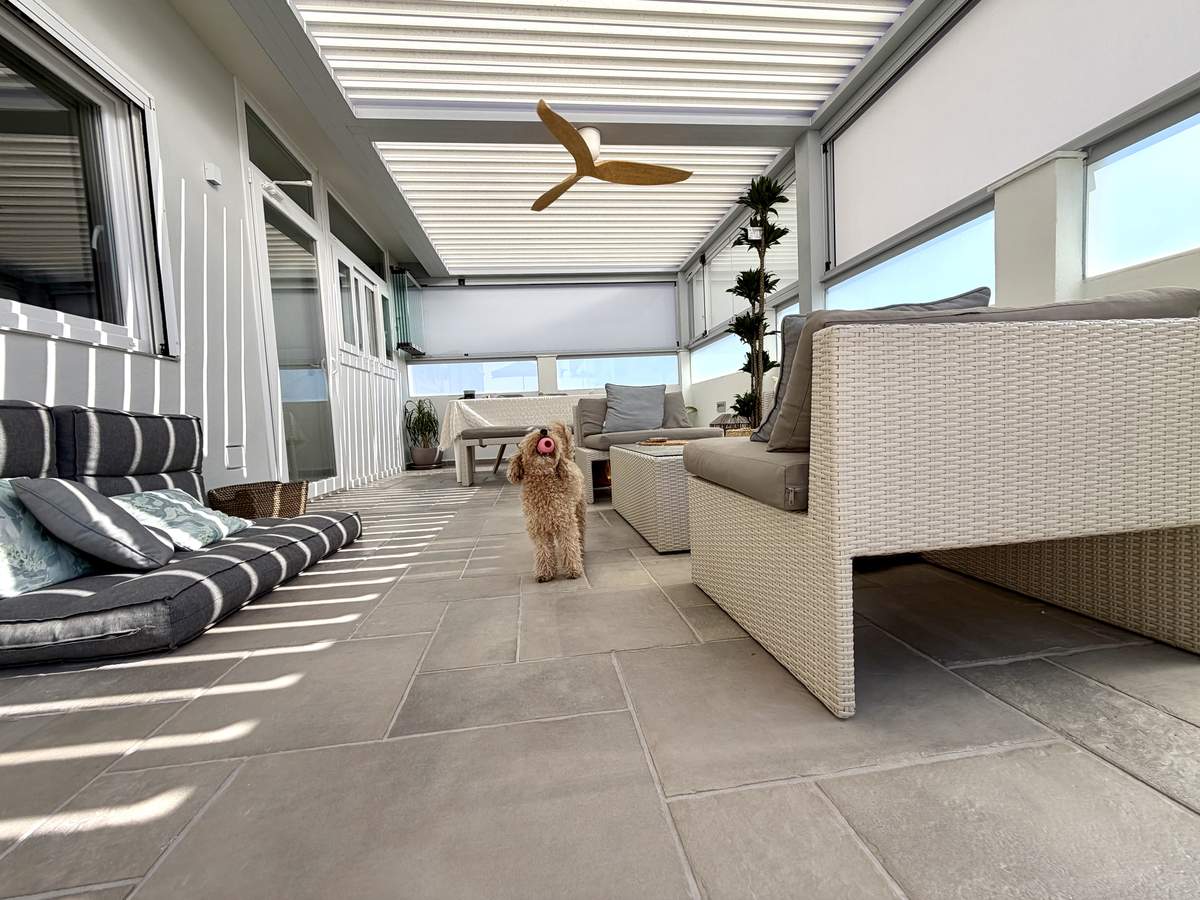 Pérgola bioclimática con Windscreen de tejido microperforado en San Pedro de Alcántara