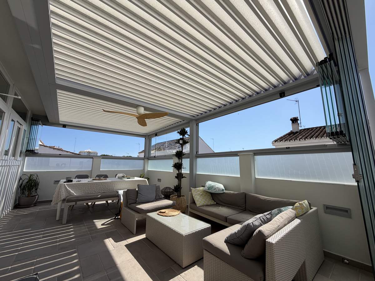 Terraza acristalada con pérgola bioclimática en San Pedro de Alcántara