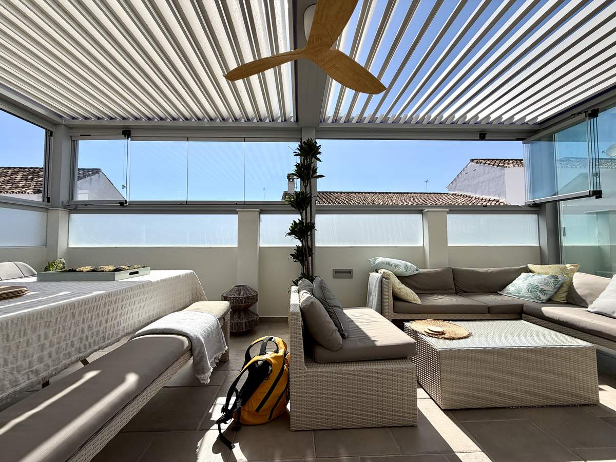 Pérgola bioclimática con cortina de cristal de suelo a techo en San Pedro de Alcántara
