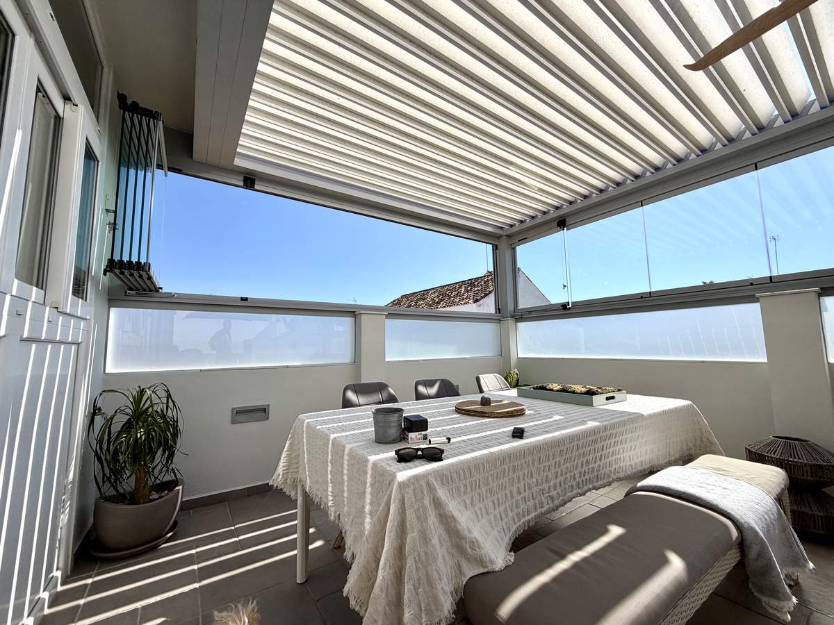 Ambiente de la pérgola bioclimática con iluminación LED en San Pedro de Alcántara