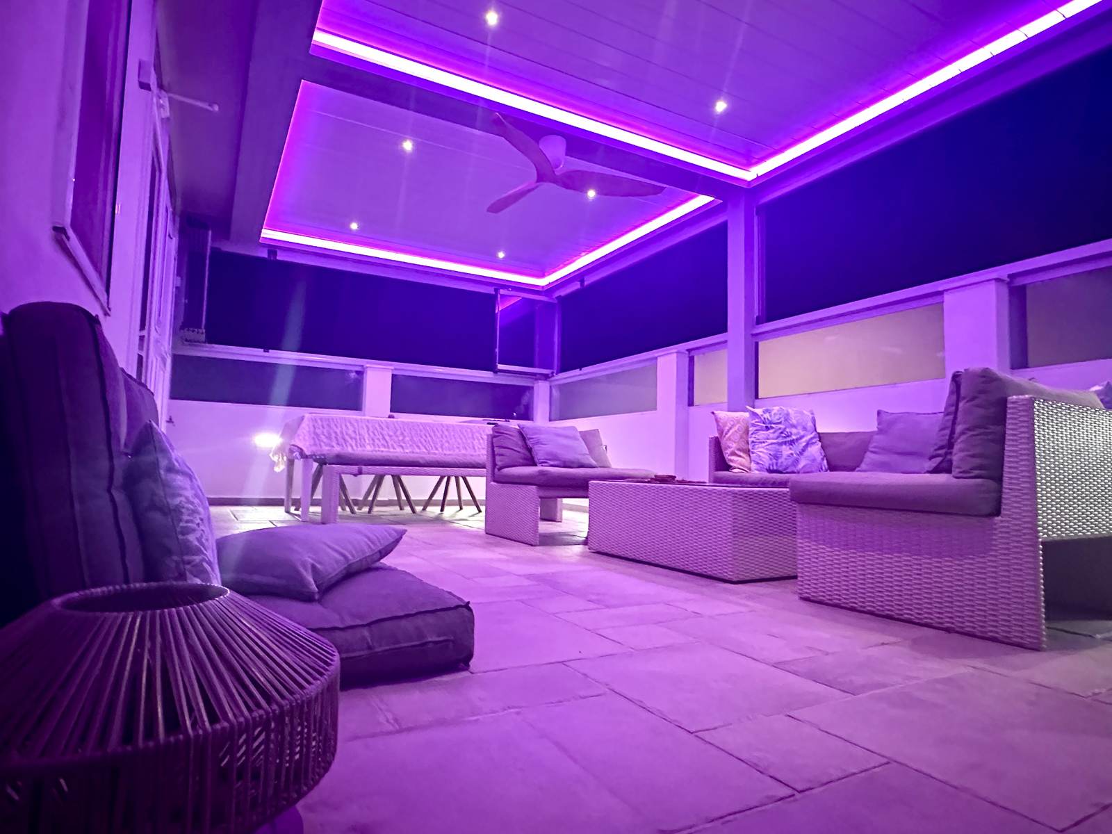 Cerramiento de terraza con pérgola bioclimática y cortina de cristal en San Pedro de Alcántara