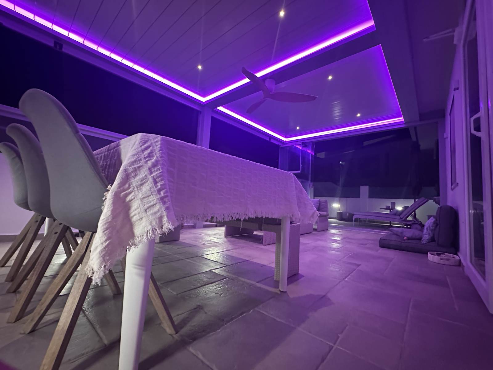Pérgola bioclimática de lamas orientables instalada en una azotea de San Pedro de Alcántara