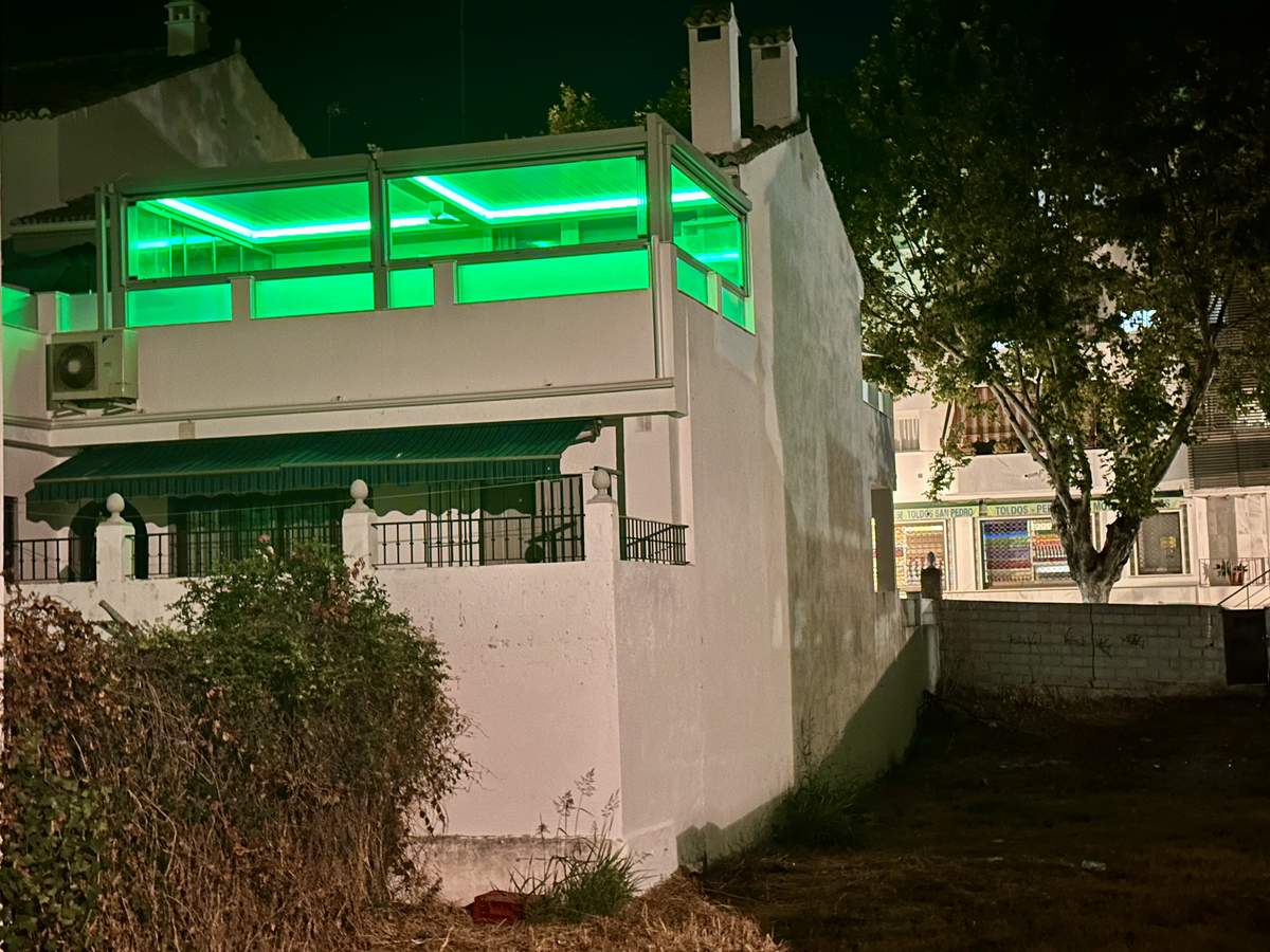 Terraza cubierta con pérgola bioclimática y Windscreen en San Pedro de Alcántara