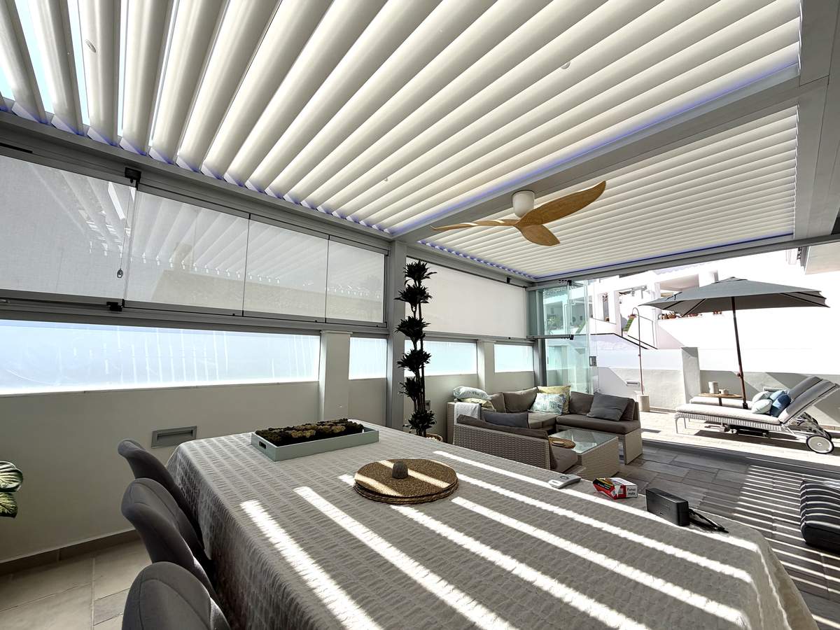 Pérgola bioclimática con lamas orientables y ventilador de techo en San Pedro de Alcántara