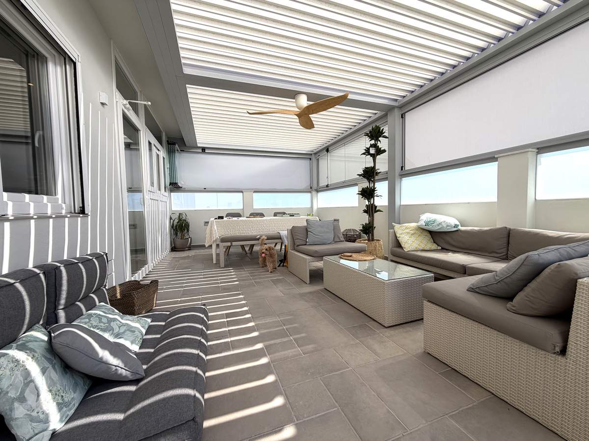 Salón exterior bajo pérgola bioclimática en una azotea de San Pedro de Alcántara
