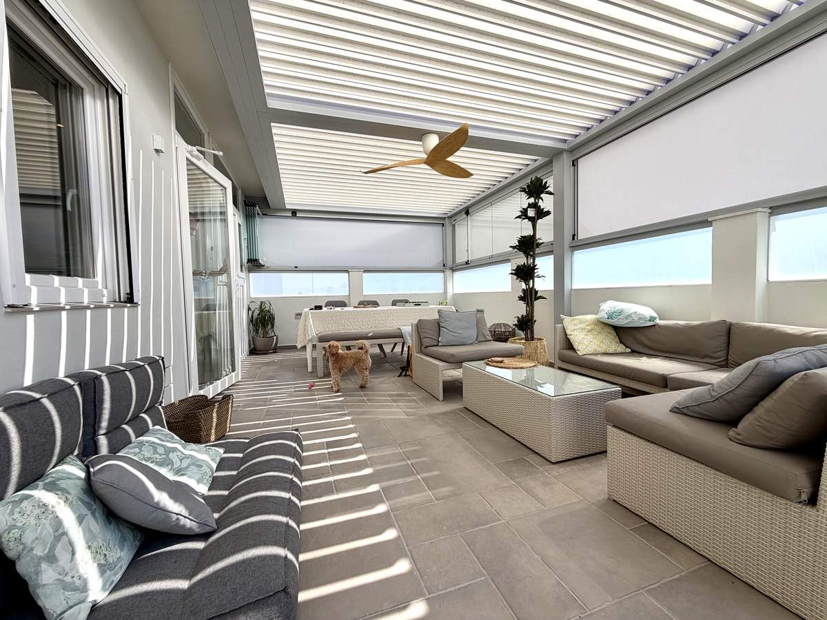 Terraza con pérgola bioclimática, Windscreen y cortinas de cristal en San Pedro de Alcántara