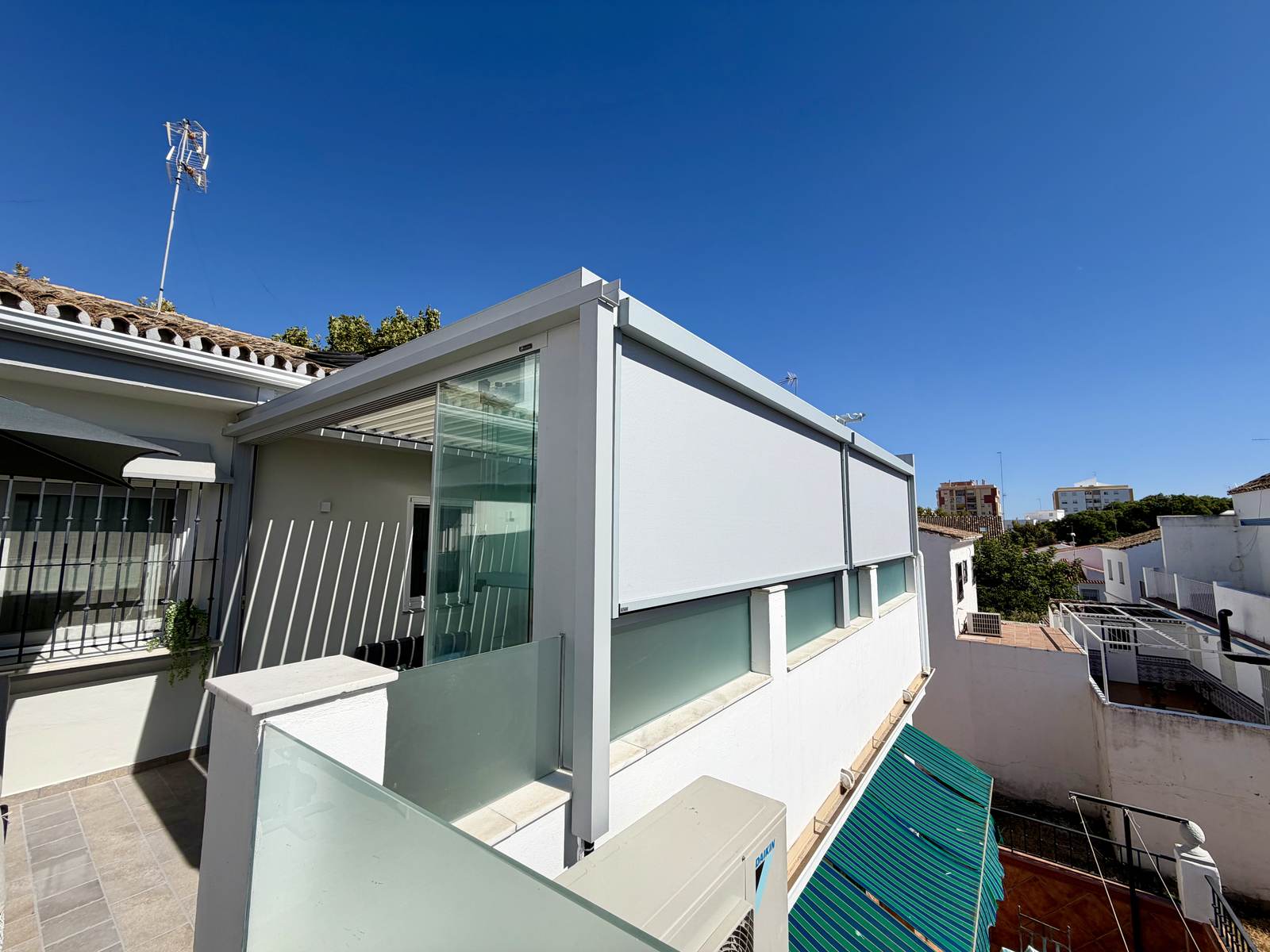 Pérgola bioclimática con estructura en RAL personalizado en San Pedro de Alcántara