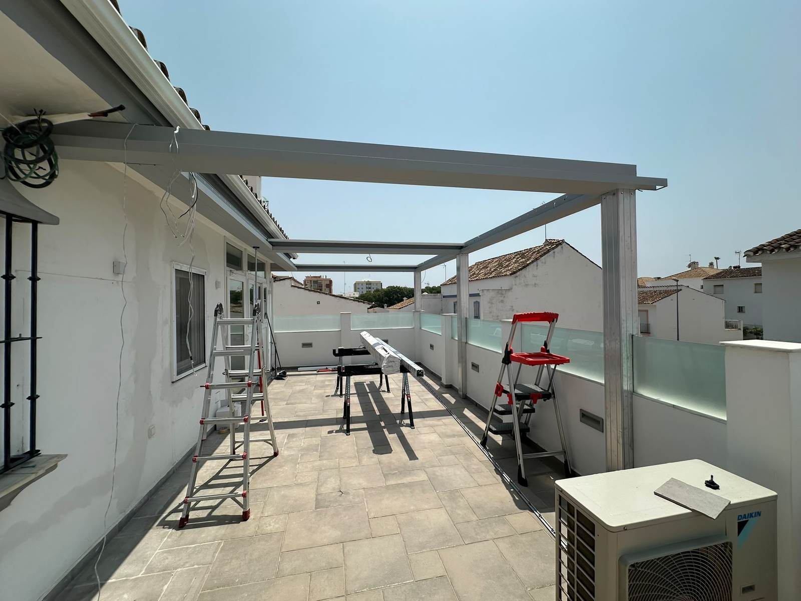 Instalación de la estructura de la pérgola bioclimática en San Pedro de Alcántara