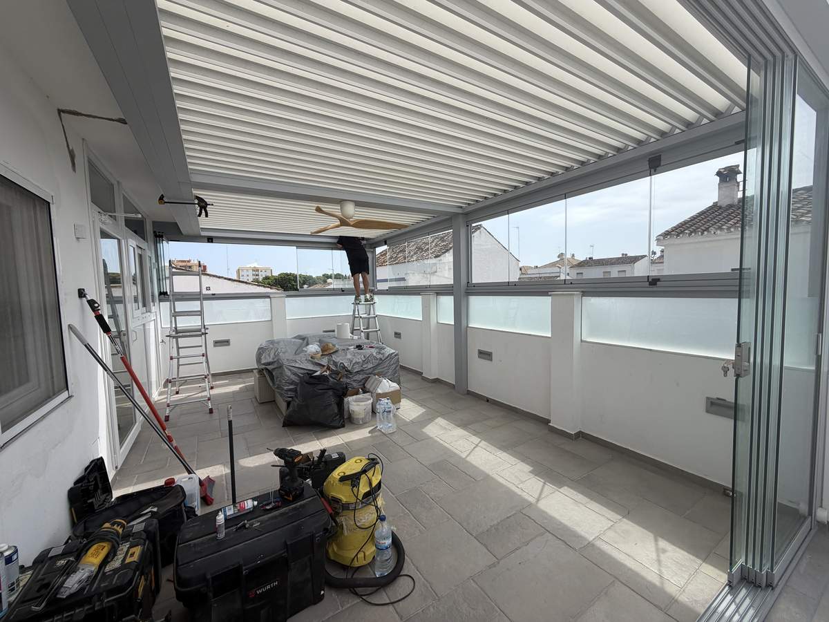 Proceso de instalación de la pérgola bioclimática en San Pedro de Alcántara