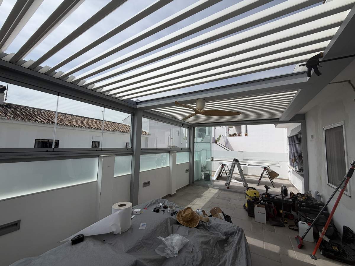 Estructura de la pérgola bioclimática durante el montaje en San Pedro de Alcántara