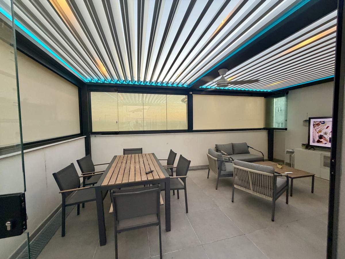 Ático acristalado con pérgola bioclimática utilizable todo el año