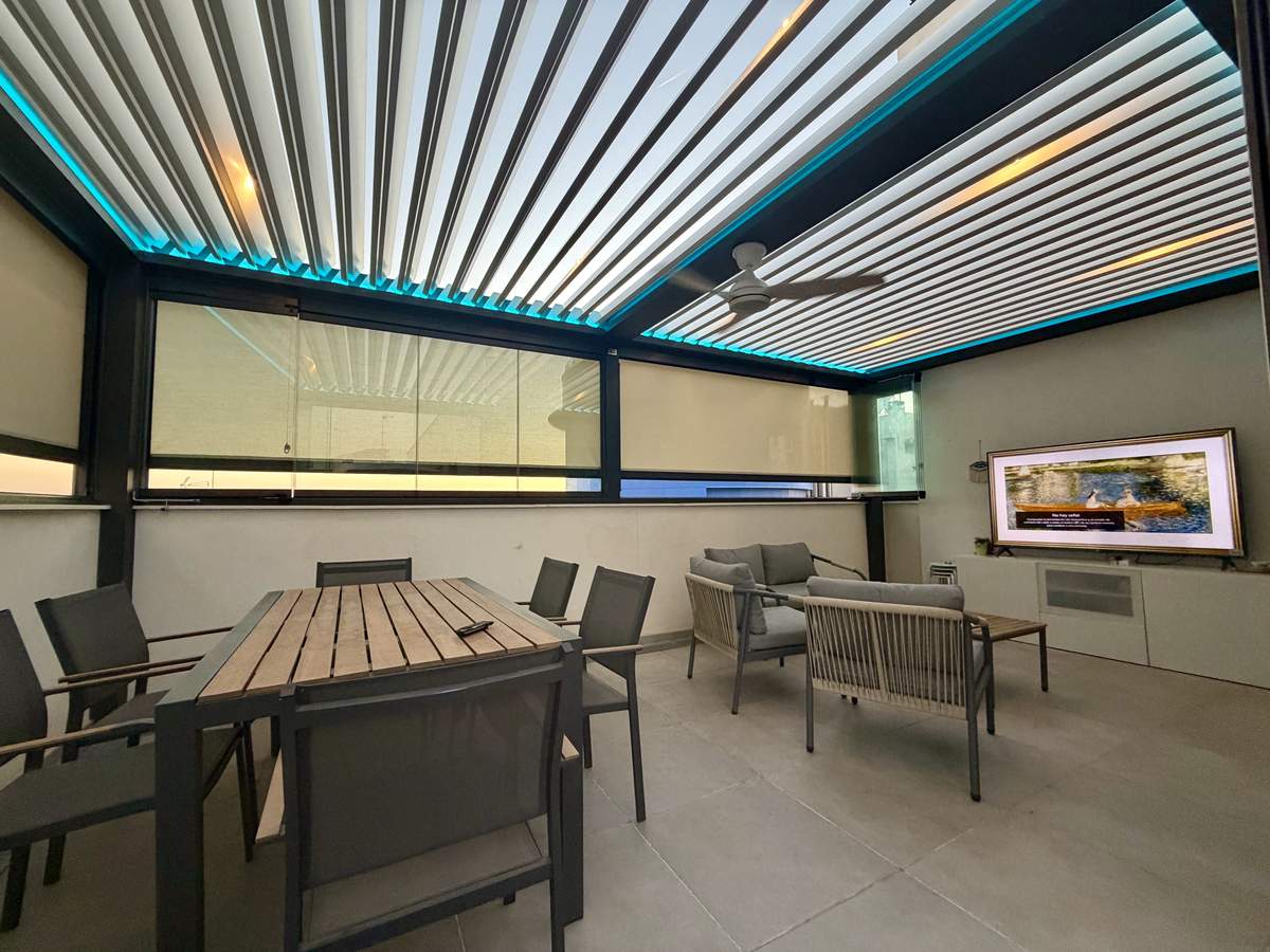 Pérgola bioclimática con lamas orientables cerradas e iluminación ambiente