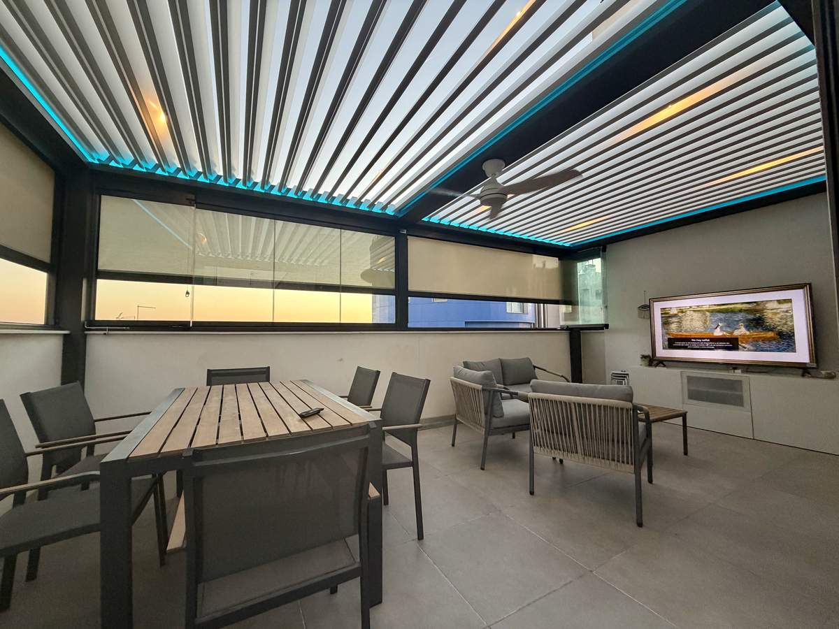 Estancia exterior con pérgola bioclimática, cortinas de cristal y Windscreen