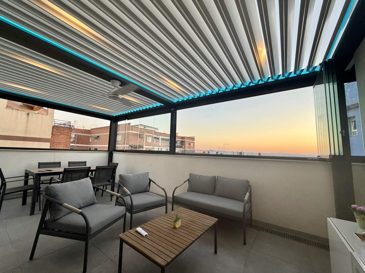 Pérgola bioclimática con focos LED en las lamas y ventilador de techo