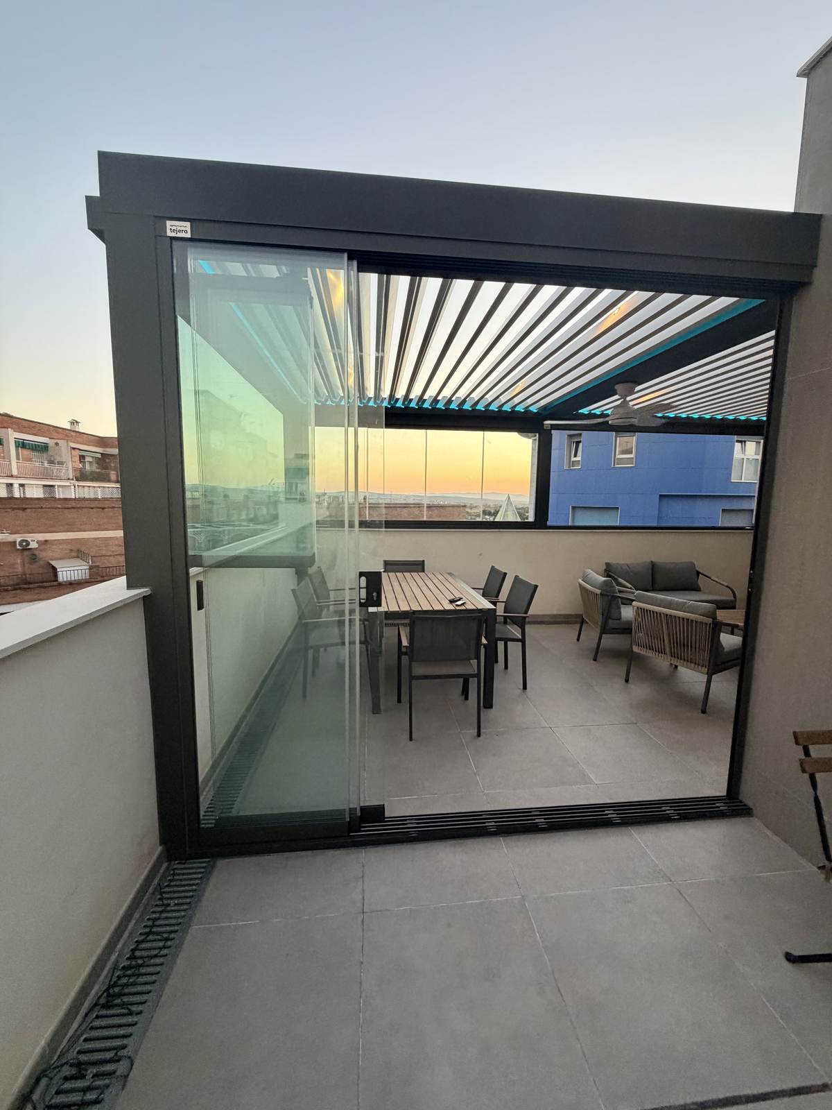 Cortinas de cristal y pantallas verticales Windscreen en el cerramiento del ático