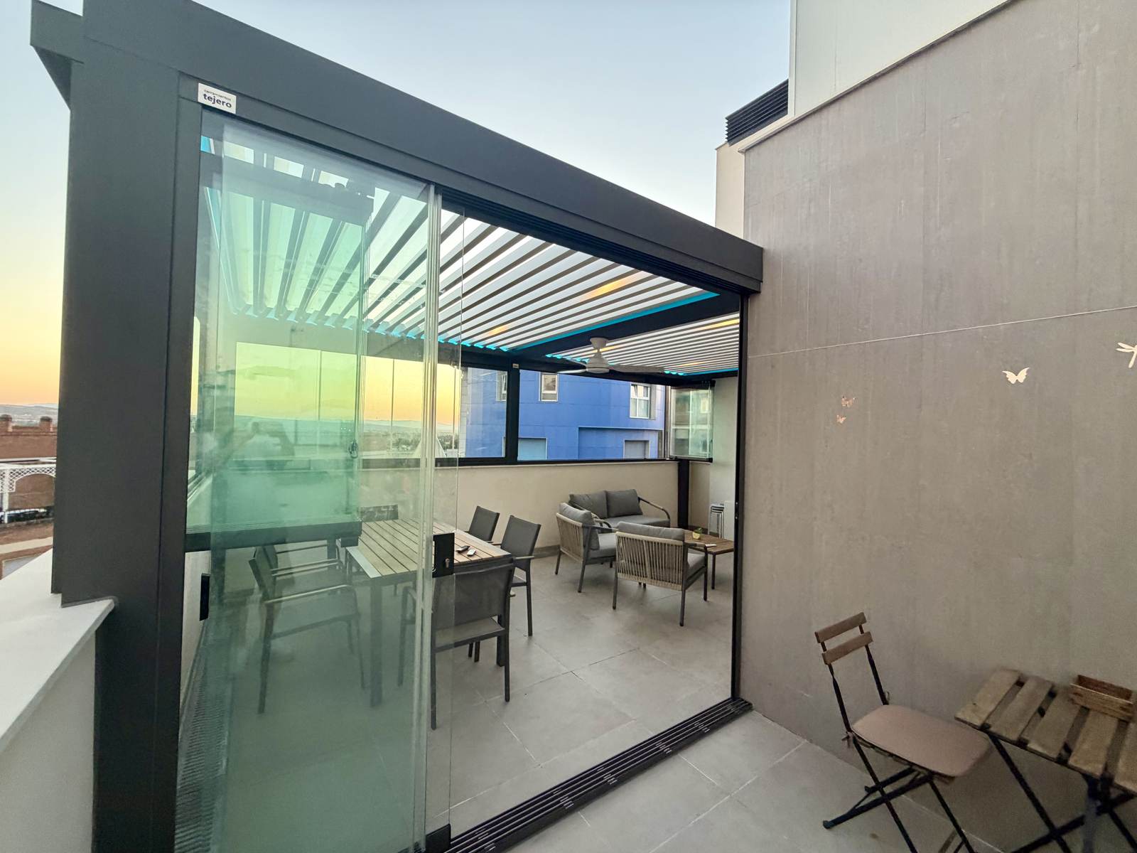 Cerramiento de cristal de la pérgola bioclimática con vistas al exterior
