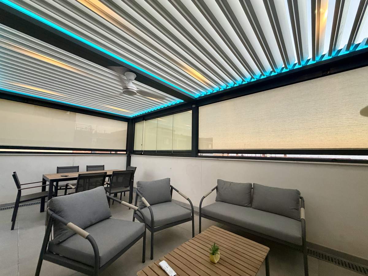 Detalle de la iluminación LED RGB perimetral de la pérgola bioclimática