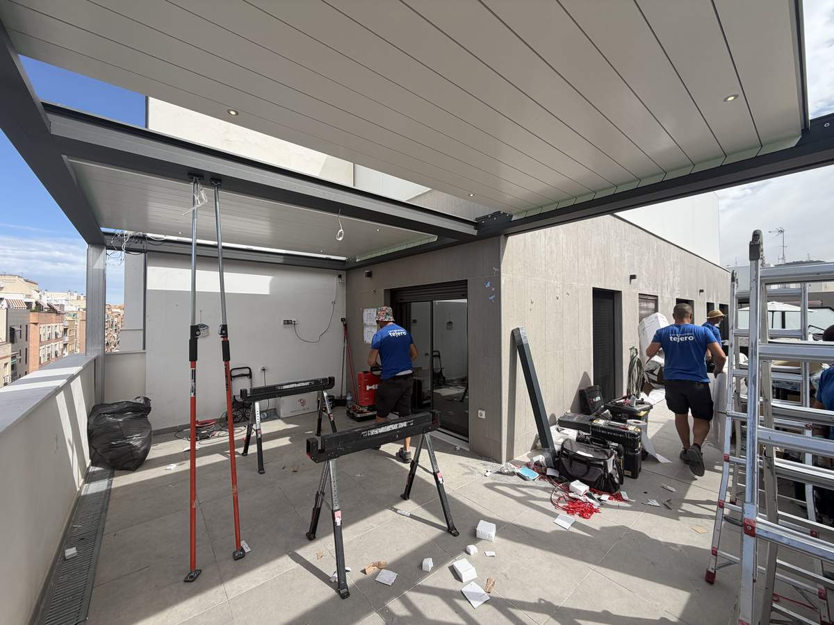 Instaladores de Cerramientos Tejero montando la estructura de la pérgola bioclimática