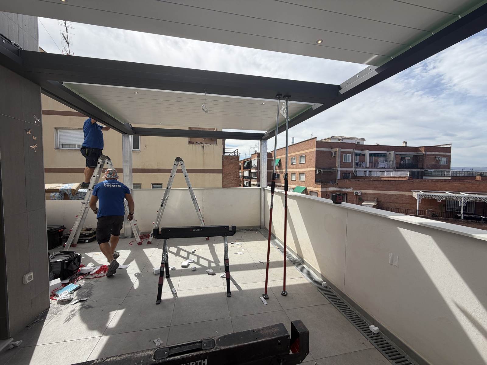 Proceso de instalación de la pérgola bioclimática en el ático