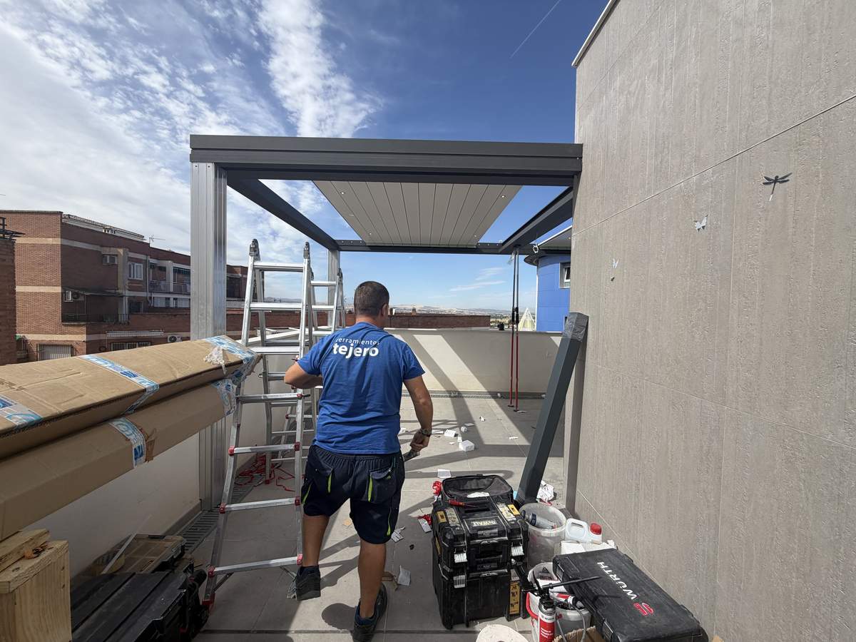 Montaje de la estructura y las lamas de la pérgola bioclimática